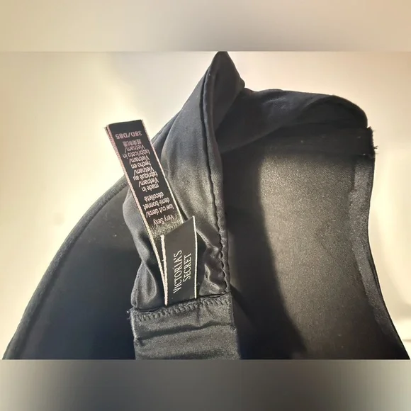 Victoria’s Secret very sexy lightly lined rhinestone bra 38d - Picture 3 of 4